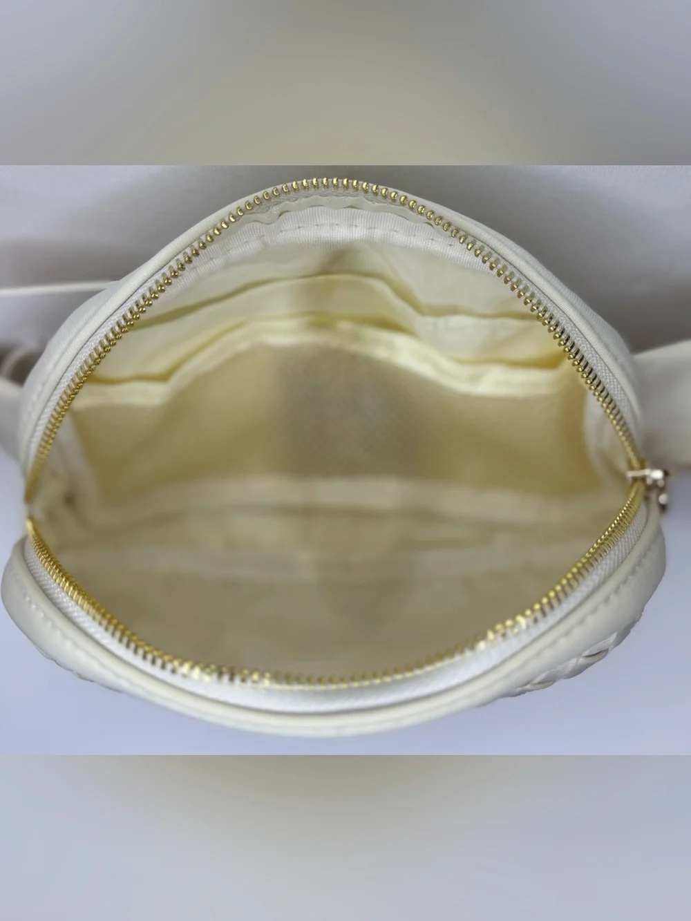 Steve Madden White Quilted Belt Bag Crossbody Gold Hardware Y2K Chic 🤍✨
